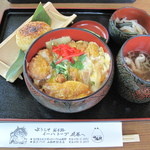 Yamaneko Ken - 白金豚のかつ丼定食850円　おにぎりは単品注文