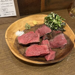 EL BUEY - 手前のお肉が牛で、奥が蝦夷鹿。付け合わせはクレソン。