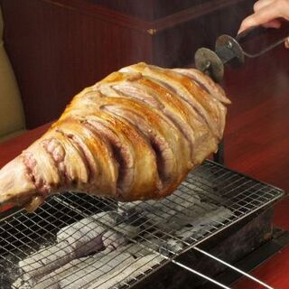 飴色に煌めく肉の野趣に富んだ滋味を丸焼きで贅沢に堪能