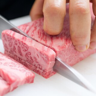 お肉に妥協は致しません！新鮮さと美味しさにこだわる店内手切り