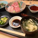Heiseigakkichiya - まずは熱々のお味噌汁を一口…
                        わっ！お出汁が美味しい〜(*´Д｀*)♡
                        しみじみと日本人で良かったと思う…美味しいお味噌汁です。ワカメとお揚げ入り。