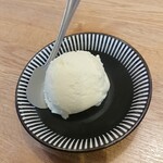お食事処 縁 - アイスクリーム（バニラ）210円