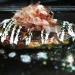 OKONOMIYAKI SHAKU - 鉄板上で食べるお好み焼きは絶品！