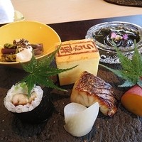料理屋 植むら - 八寸　蕨の荏胡麻和え、鰆西京焼、モズク酢、焼穴子細巻、丸十レモン煮、玉子焼　