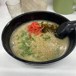 長浜ラーメン力 - 紅生姜とゴマ、辛子高菜も乗せました。こんなベタな写真もよくないですか？