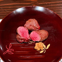 たでの葉 - 手前は山ワサビの醤油漬け。この軽快な辛味が赤身のフィレに抜群に合う