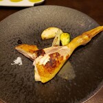 オッジ ダルマット - 軍鶏骨付きモモ肉の炭火焼き