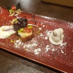 オッジ ダルマット - ヘーゼルナッツとリコッタチーズのケーキ　濃厚ピスタチオペースト添え　雪だるまのマカロン