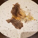 オッジ ダルマット - オマール海老のカダイフフリット　濃厚ビスクの卵黄ソース&冬トリュフ