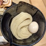 麺屋 周郷 - 美しい白い麺と中がトロトロ煮玉子