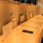 麺屋 周郷 - カウンターの静謐な感じ(他の２人が上着をハンガーに掛けている隙に撮ったので全体写せませんでした)