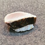 日本料理 TOBIUME - ③稲藁(福岡県若松産)で燻し寒鰆(福岡県芦屋産)背身を胡麻入り酢飯に載せて
      寒鰆は冬の定番、藁燻しも定番だが皮をバリッと焼いて中に入るほどレアな火入れを楽しむ感じ、酢飯の胡麻の香りに遊び心を感じます