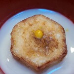 日本料理 TOBIUME - ⑤揚げ海老芋(山口県菊川産)、利尻昆布(北海道礼文島産・奥井海生堂の蔵囲6年、1級)の出汁と白味噌のお椀
      薄味で煮てから揚げた海老芋、少しパリッとした衣と中の滑らかな口溶けが見事