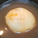 日本料理 TOBIUME - ②渡り蟹(福岡県豊前産、雌)餡の焼き餅、渡り蟹(福岡県豊前産、雌)出汁のお椀
      渡り蟹の真薯は多いがお餅の餡にして焼き餅のお雑煮風というのが面白いし、日本料理としての完成度も高い
