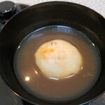 日本料理 TOBIUME - ②渡り蟹(福岡県豊前産、雌)餡の焼き餅、渡り蟹(福岡県豊前産、雌)出汁のお椀
      渡り蟹のビスクの様なな蟹のエキスをギュッと抽出した旨みと風味が濃厚なお出汁
      臭みが出易い難しい食材だが臭みゼロ