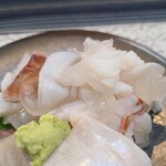日本料理 TOBIUME - ⑥炭火炙り伊勢海老(鹿児島県阿久根産)
      レアな火入れで身の甘みと旨みを引き出しつつ、プリッとした食感を楽しめる仕立て
      爽やかな薫りの日本酒との組み合わせも秀逸