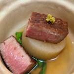 日本料理 TOBIUME - ⑨炭火焼き壱岐牛シャトーブリアン(長崎県壱岐産)、牛筋出汁で焚いた大根とお出汁添え
      壱岐牛から産まれた牛だけが壱岐牛を名乗れ、その特徴は脂の旨みは濃くとも、軽やかで上品な後味に胃が重くなること無し