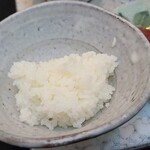 日本料理 TOBIUME - ⑫にえばな(赤蜻蛉米:福岡県若松産)
      地元のお米を地元の水で炊くのが中と外の水質が同じになるから良いんですよね。
      単に地元愛では片付けられない重要なポイント