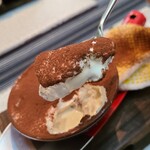 日本料理 TOBIUME - "童心　芋掘り"
      ⑭紅はるかの焼き芋入りティラミス、塩メレンゲの地表仕立て、スコップと軍手を添えて
      甘過ぎずにしっかり甘いティラミス、塩メレンゲのお蔭に違いない