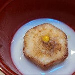 日本料理 TOBIUME - ⑤揚げ海老芋(山口県菊川産)、利尻昆布(北海道礼文島産・奥井海生堂の蔵囲6年、1級)の出汁と白味噌のお椀
      白味噌なので甘い旨みなのですが、利尻昆布の輪郭が明確な旨みと香りも顔を覗かせます