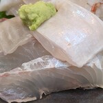 日本料理 TOBIUME - ⑦鮃【身と縁側】(福岡県門司産)
      縁側の厚みから大きな鮃だと判断、コリッ感とこってりした脂の旨みが印象的
      身はプリッと弾力があり活きの良さを実感します
      ストレスを抜いて冷やし込みして〆た感じかしら？