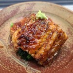 日本料理 TOBIUME - ⑧海鰻(福岡県宗像産)の蒲焼き、法蓮草(福岡県芦屋産)添え
      巨大な冬の海鰻、脂のりが半端無く、濃厚な滋味、皮はパリパリに芳ばしく焼かれ、自然な脂がジュワーと溢れ出ます
      私が食べた鰻の中で1番だと思う