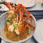 日本料理 TOBIUME - ⑬伊勢海老(鹿児島県阿久根産)のお味噌汁
      渡り蟹のビスクの様なお椀に始まり、伊勢海老のお味噌汁で〆るなんて、ここでも伏線回収。
      海老味噌はクセが無く、旨みが強いのでお味噌汁にマッチするんですよね