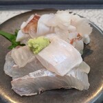 日本料理 TOBIUME - ⑥炭火炙り伊勢海老(鹿児島県阿久根産)
      ⑦鮃【身と縁側】(福岡県門司産)
      玄界灘は大荒れ、瀬戸内海側で獲れた鮃
      底物だから生簀で活かせる期間が長い
      入念に準備された魚であることが分かる
      m(_ _)m