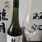 日本料理 TOBIUME - お酒⑧十四代　龍月　斗瓶囲い　純米大吟醸(山形)
      米品種:兵庫県特A吉川地区産山田錦特米100％、精米歩合:40%
      これだけ飲んだら超フルーティーだと思うに違いない
      龍泉を事前に飲むと違いを感じます