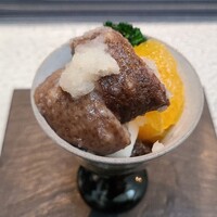 日本料理 TOBIUME - ④壺低温火入れの赤海鼠(福岡県若松産)の海鼠酢、紅まどんな(愛媛県産)、スティックセニョール(福岡県若松産)、焼き蕪おろしのパフェ仕立て
                    インパクトが凄い！のですが、海鼠料理としても断トツに美味しい！
