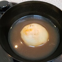 日本料理 TOBIUME - ②渡り蟹(福岡県豊前産、雌)餡の焼き餅、渡り蟹(福岡県豊前産、雌)出汁のお椀
                    渡り蟹のビスクの様なな蟹のエキスをギュッと抽出した旨みと風味が濃厚なお出汁
                    臭みが出易い難しい食材だが臭みゼロ