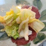 日本料理 TOBIUME - ⑪白菜の浅漬け、明太子和え
      ちょっとした九州感を演出する明太子和え
      懐石だけど京でなく小倉らしさを打ち出す
      しかも全体の流れで違和感が無いのが良い