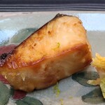 日本料理 TOBIUME - ⑩味噌幽庵漬けの炭火焼き寒鰆(福岡県芦屋産)腹身
      皮のパリッ感とレアな食感を楽しんだ背身に対し、より脂がのった腹身は炭火焼きで
      しかもご飯のお供という贅沢