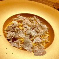 TACUBO - ❾タクボロネーゼ
                    〜TACUBOさんのスペシャリテであるボロネーゼ。東さんの飛騨一本葱を合わせて頂きます。幅広の平麺に牛肉の濃くと濃厚な肉肉しいソースが複雑に絡み至極の逸品。爽やかな飛騨一本葱が良い。