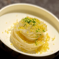 TACUBO - ❷白烏賊のカッペリーニ
                      ～生牡蠣は苦手ですからメニューを変えて頂いた一品。新鮮な福岡産白烏賊のカッペリーニは蕩ける甘さに、あっさり仕上がったパスタは序曲としてこれからの料理が楽しみ。