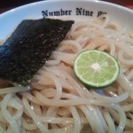 麺ダイニング ナンバーナイン 09 - 艶々の中太ストレート麺にはスダチが