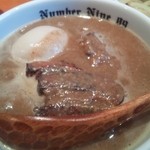 麺ダイニング ナンバーナイン 09 - チャーシューはバラ塊ですが柔らかく炙りが入っています