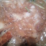 麺ダイニング ナンバーナイン 09 - 粘度があるスープには粗微塵切りのタマネギが入ってサッパリします