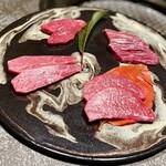 192572382 - お次のお肉盛り合わせは"タレ"で、サガリ、ヒレ、リブマキのジューシーで濃厚な肉質に負けないタレが刺激的。