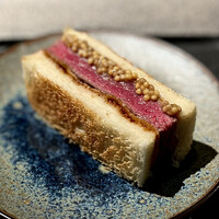 焼肉 思食 - お次は、牛ヒレカツサンド。よく出されるようになった料理だが、パンをパリパリとしっかり焼き上げている。牛ヒレの旨味に食感をトッピングしているのが特徴的。