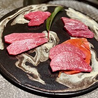 焼肉 思食 - お次のお肉盛り合わせは"タレ"で、サガリ、ヒレ、リブマキのジューシーで濃厚な肉質に負けないタレが刺激的。