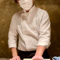 焼肉 思食 - 目の前で黙々と調理して頂くシェフ。