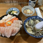 みなと食堂 - 漁師の漬け丼(さらに平目トッピング)、せんべい汁