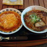 食堂 颯楽 - 本日のおすすめランチ　天津飯とラーメン　850円