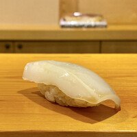 鮨 あらい - 出水 スミイカ
                    サクッと入る身の弾力がある食感が良いです！
                    臼井さんは余り包丁を入れるのは好きではないと必要最低限にささっと。
                    それでも甘味がしっかりと感じられ、酸のあるシャリにその甘味が際立ちます♪