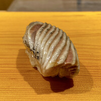 鮨 あらい - 北海道 イワシ
                      赤酢と白酢で約10分、ガッツリ締めたイワシの脂は角がなく柔らかな印象、赤酢のシャリの酸にイワシが馴染み、とても美味しくいただけました！
                      締め方によってこんなにも良い感じになるのですね！