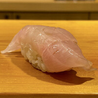 鮨 あらい - 銚子 金目鯛昆布締め
                    シャリはやや酸味がありメイさんのシャリとはまた違う味わい。
                    昆布締めでその旨味がやんわりとする金目鯛に、臼井さんのシャリがしっかりと包みこむ重なりは興味深い味わいなのです♪