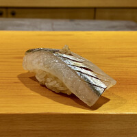 鮨 あらい - 富津 サヨリ
                    香りがたちサヨリらしさが感じられます。
                    肉厚な身は旨味があり、その味わいにシャリがまたバランスよく馴染んできます♪