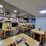 さか枝うどん - 店内は広く座席も多い