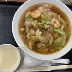 Ouki Chuubou - 五目湯麺　左小皿はセルフでお酢を入れてきました。最後に味変⭐︎